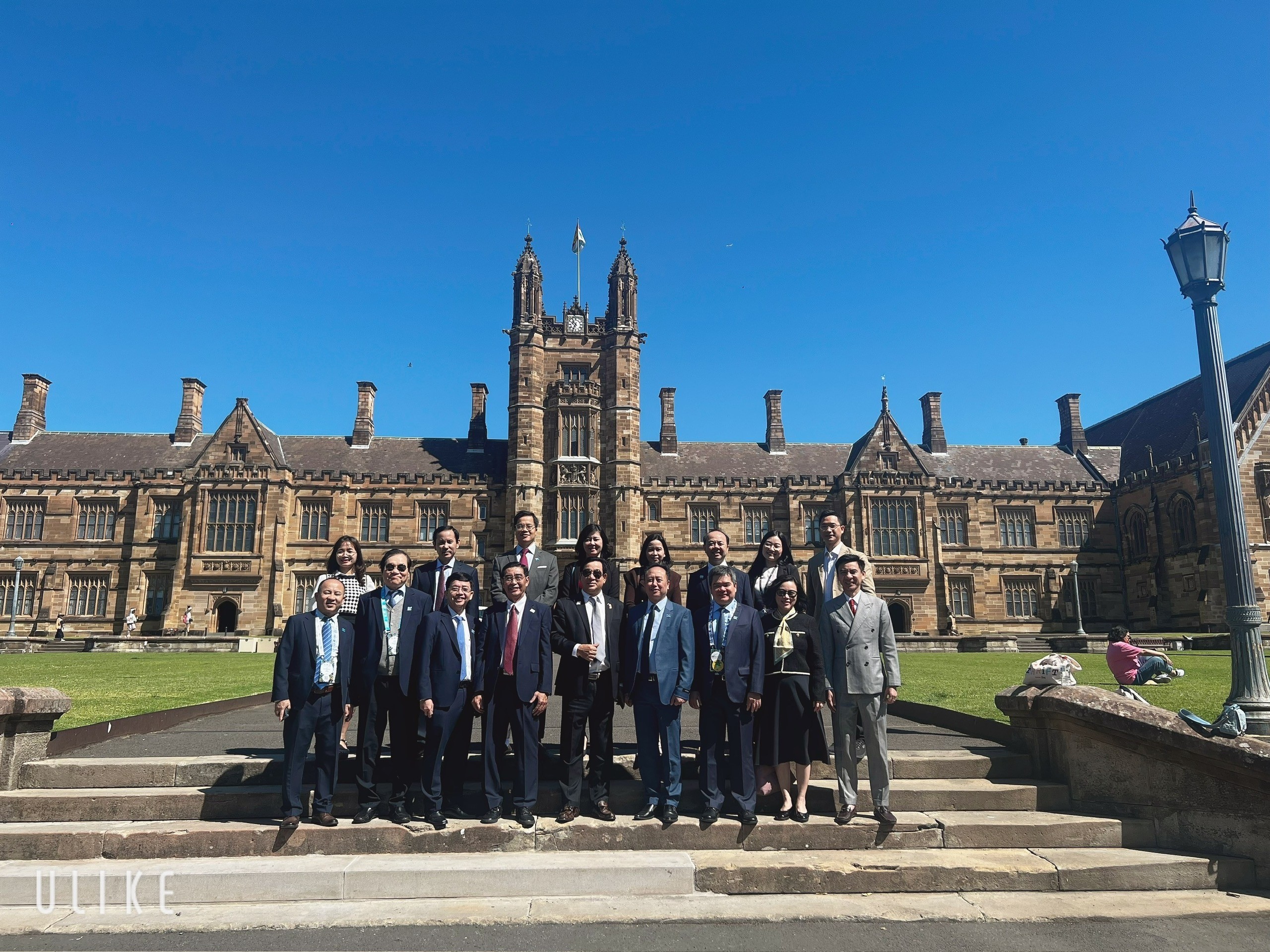 Chụp ảnh tại trụ sở chính trường Đại học Sydney